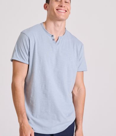 T-shirt με λαιμό henley και raw cuts - The essentials