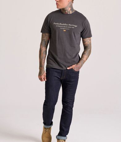 T-shirt με τύπωμα στο στήθος