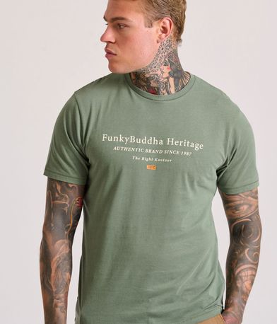 T-shirt με τύπωμα στο στήθος