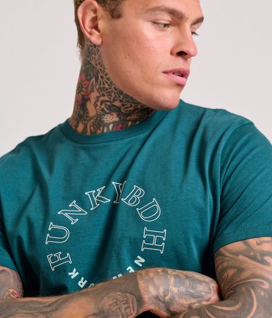 T-shirt με graphic τύπωμα στο στήθος