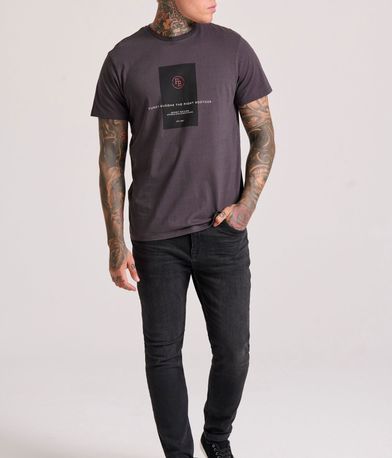 T-shirt με frame τύπωμα στο στήθος