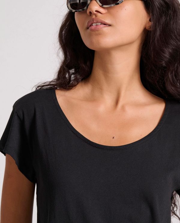 Βαμβακερό t-shirt με στρογγυλή λαιμόκοψη