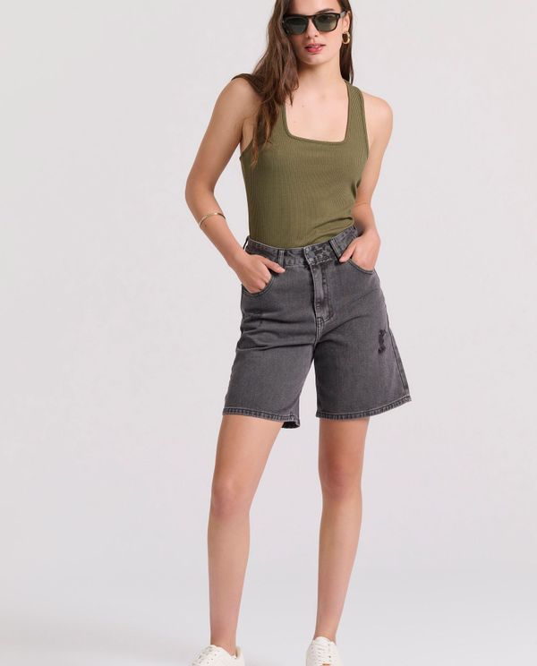 Γυναικεία loose fit garment dyed τζιν βερμούδα