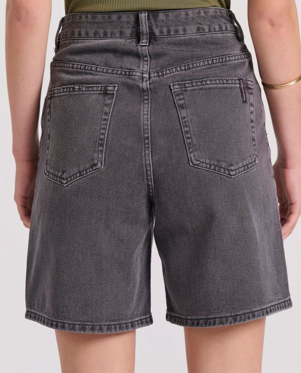Γυναικεία loose fit garment dyed τζιν βερμούδα