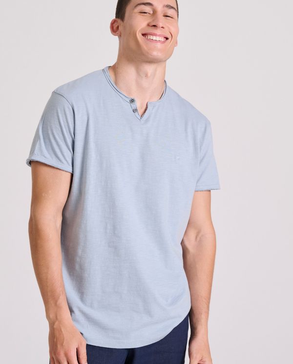T-shirt με λαιμό henley και raw cuts - The essentials