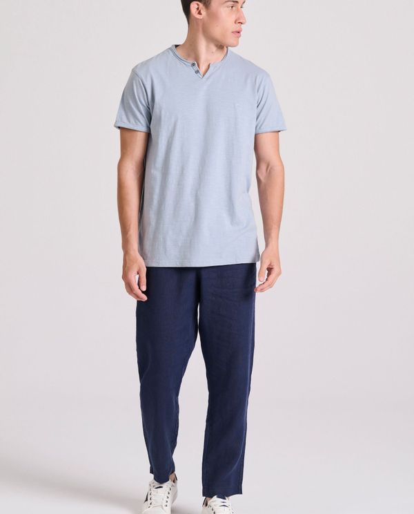 T-shirt με λαιμό henley και raw cuts - The essentials