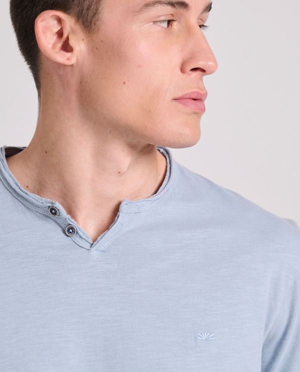 T-shirt με λαιμό henley και raw cuts - The essentials