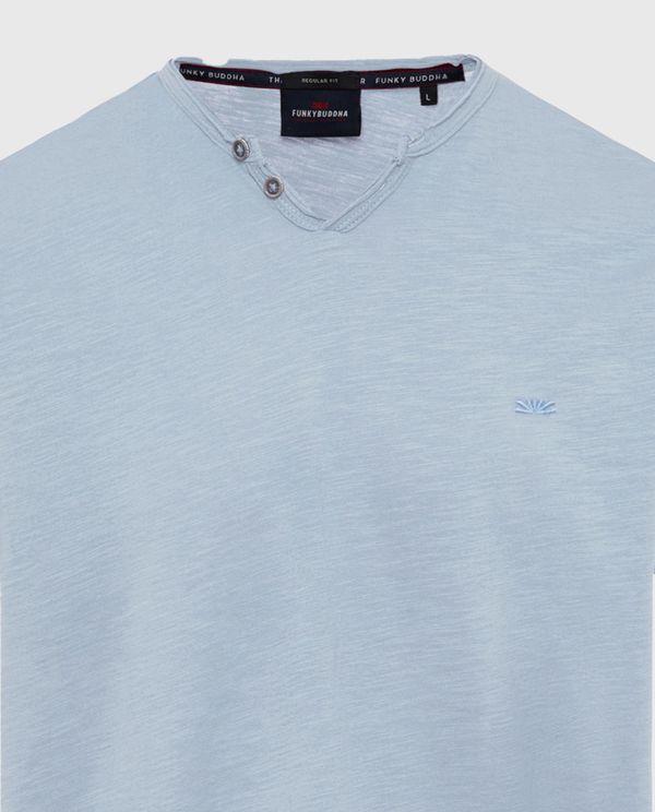T-shirt με λαιμό henley και raw cuts - The essentials