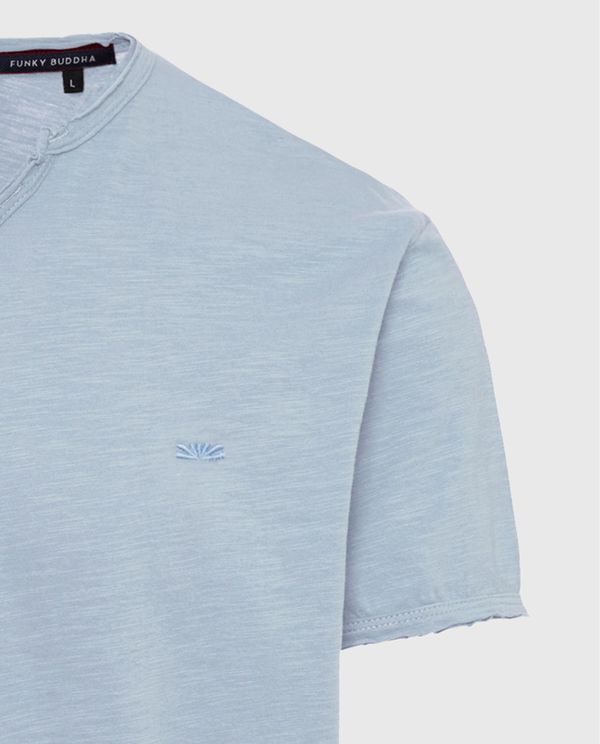 T-shirt με λαιμό henley και raw cuts - The essentials