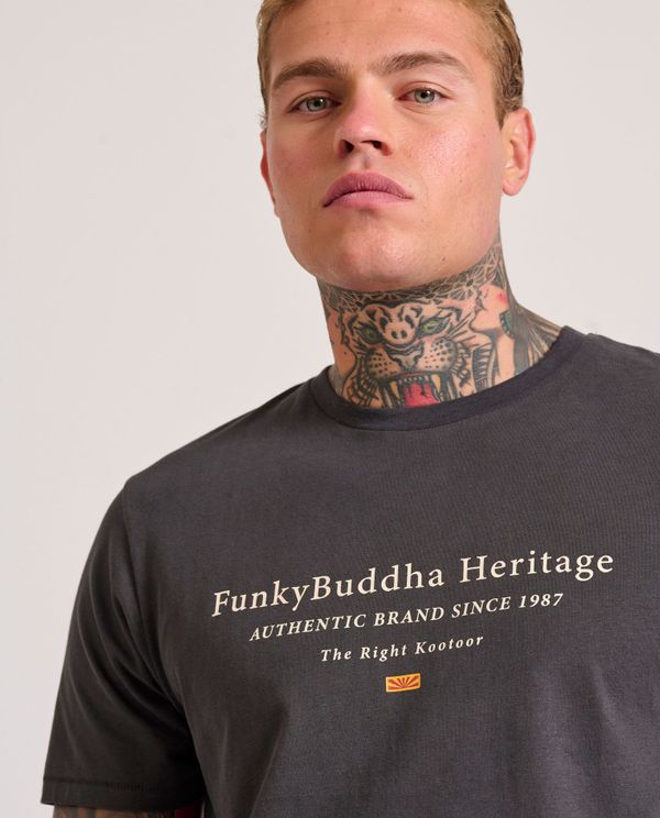 T-shirt με τύπωμα στο στήθος
