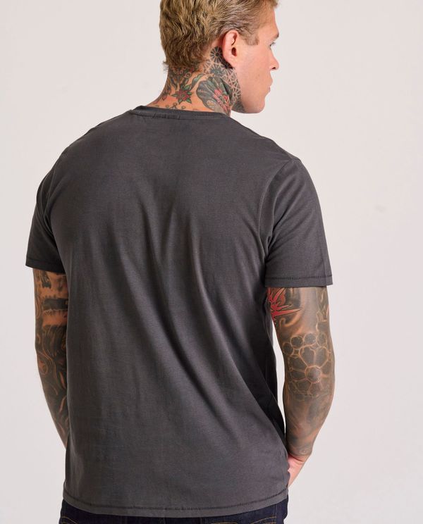 T-shirt με τύπωμα στο στήθος