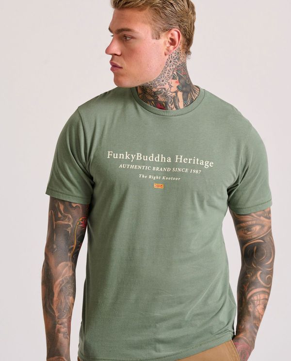 T-shirt με τύπωμα στο στήθος