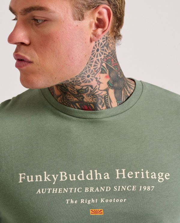 T-shirt με τύπωμα στο στήθος