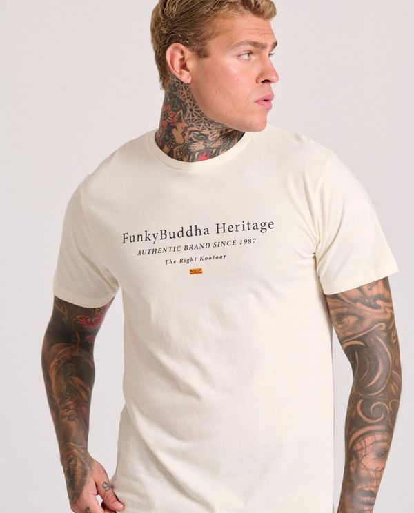 T-shirt με τύπωμα στο στήθος