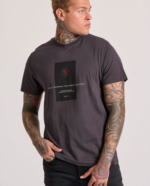 T-shirt με frame τύπωμα στο στήθος