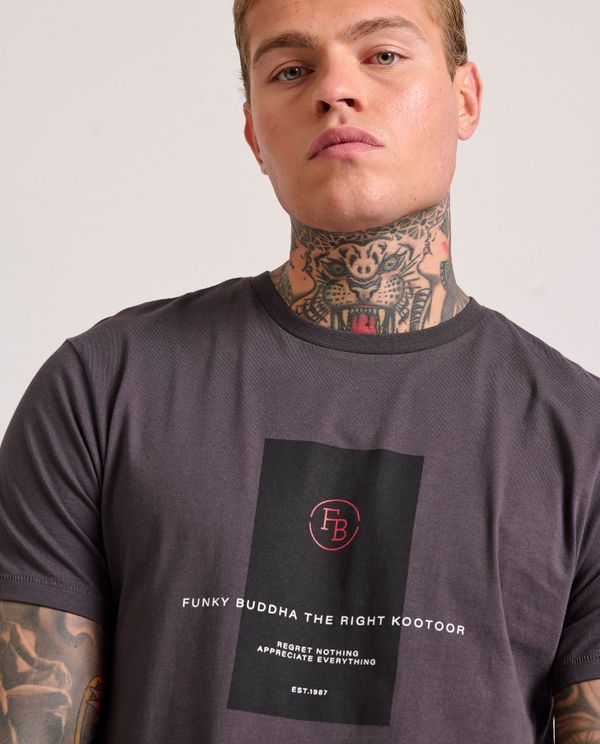 T-shirt με frame τύπωμα στο στήθος