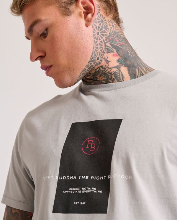 T-shirt με frame τύπωμα στο στήθος