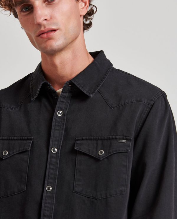 Ανδρικό denim πουκάμισο με τσέπες στο στήθος